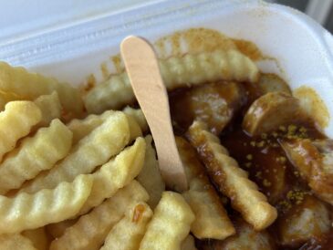 eine Runde Currywurst und Pommes