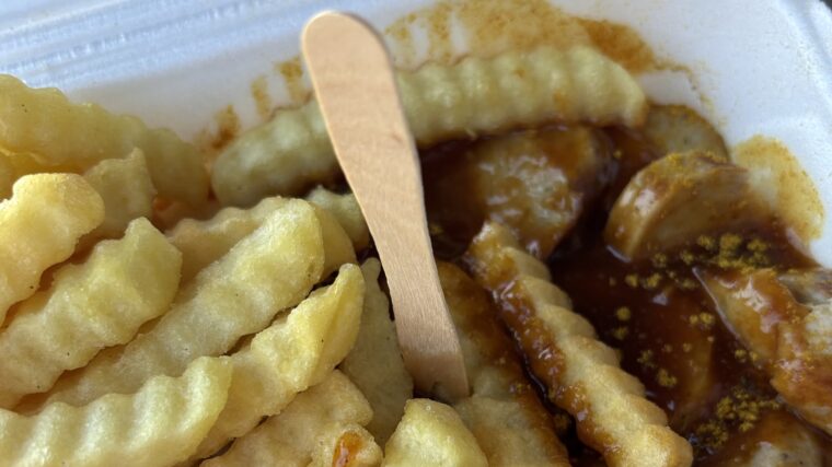 eine Runde Currywurst und Pommes