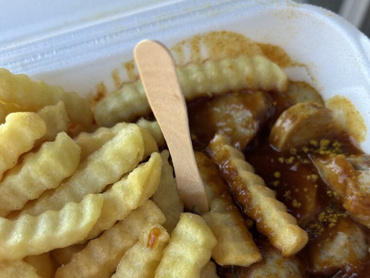 eine Runde Currywurst und Pommes